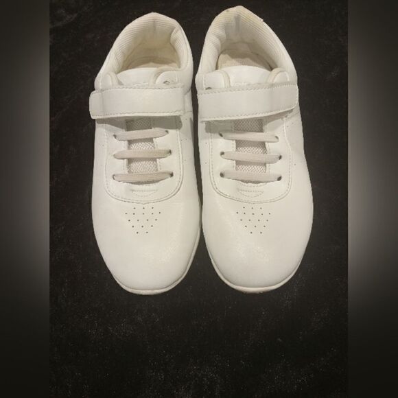 Pre- Loved  white sports shoes with velcro straps Step into comfort and style wi - Picture 1 of 4